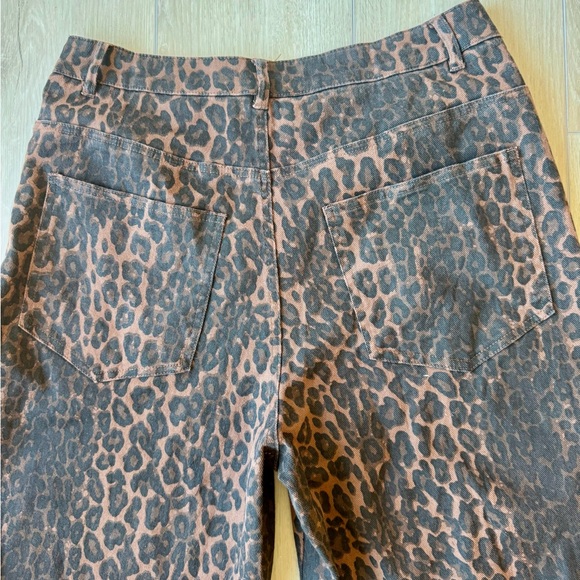 Anthro Entro Leopard Print
Wide Leg Jeans Size L NWT
Eyelet Hem Statement Denim - Picture 13 of 13